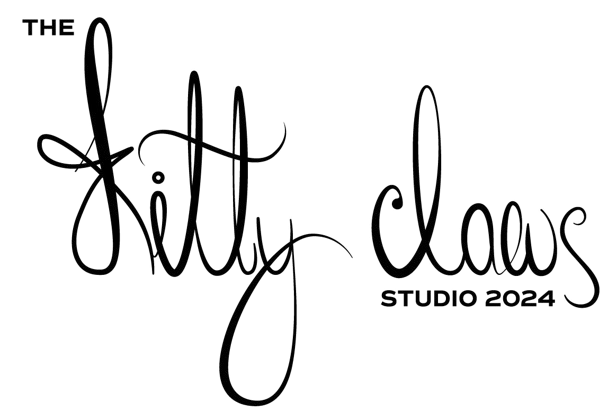 Logo firmy "The Kitty Claws Studio 2024". Główny element to napis "kitty claws" wykonany elegancką, odręczną, pętelkową czcionką w kolorze czarnym. Nad napisem "kitty" znajduje się mały napis "THE", a pod "claws" - "STUDIO 2024" mniejszą, prostą czcionką. Całość na białym tle.